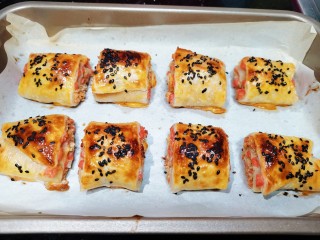 16、手抓饼版火腿肉松酥,烤好的火腿肉松酥