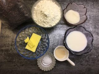 1、紫米华夫饼,准备好所有食材