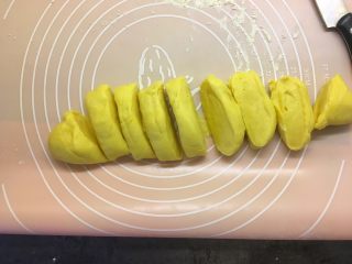 10、紫米华夫饼,用刀切成大小均匀的小面团