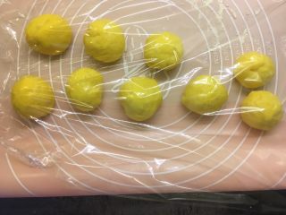 12、紫米华夫饼,盖上保鲜膜醒十分钟8分钟左右