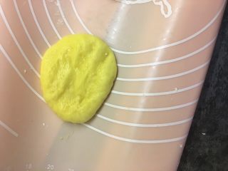 14、紫米华夫饼,醒好后的面团压扁