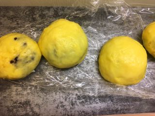 16、紫米华夫饼,收口揉圆，做好后继续醒发5分钟