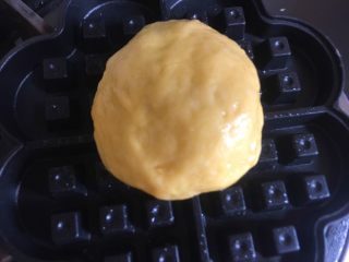 17、紫米华夫饼,醒发完成后，充分预热华夫饼模具，刷上一层油，放入华夫饼面团，盖上盖子