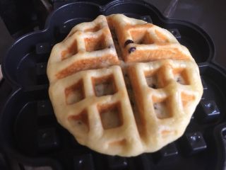 18、紫米华夫饼,煎至两面金黄即可