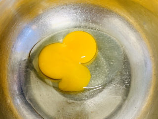 2、可甜可咸的荷兰松饼,将鸡蛋放入盆中