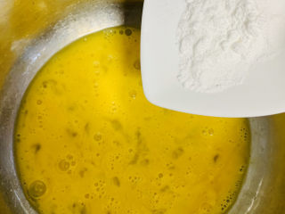 3、可甜可咸的荷兰松饼,加入糖。