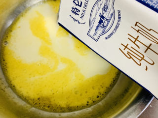 5、可甜可咸的荷兰松饼,加入牛奶。