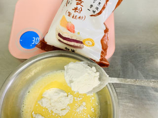6、可甜可咸的荷兰松饼,加入白鲨低筋面粉，搅拌均匀。