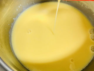 8、可甜可咸的荷兰松饼,过筛后的面糊非常细腻，这样做出来的成品口感更好。