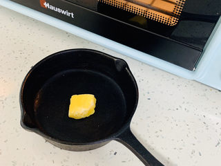 9、可甜可咸的荷兰松饼,黄油放入小铸铁锅中，将锅放入烤箱上下火200度至黄油融化。（如果您没有这种小锅，可以用可放入烤箱里的任何模具）