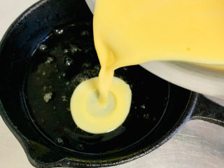 11、可甜可咸的荷兰松饼,将面糊倒入锅中。