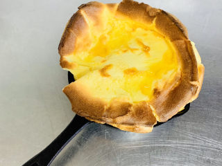 12、可甜可咸的荷兰松饼,时间到出炉，松饼会自然回落，不会影响口感。