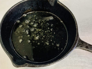 10、可甜可咸的荷兰松饼,从烤箱拿出铸铁锅晃动锅子让黄油将锅底滋润均匀