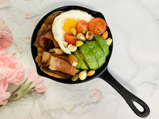 13、可甜可咸的荷兰松饼,这个时候我们可以摆放上营养的鸡蛋、培根、小番茄、牛油果、各种坚果。