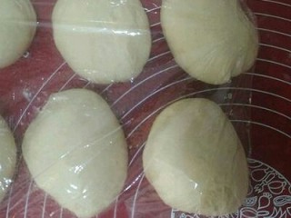 6、蜜豆椰蓉吐司,取出面团排气，分剂，大约每个180克左右，盖保鲜膜松弛15分钟