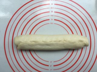 14、抹茶双色梅花吐司（波兰种）,自上而下卷起，边缘捏紧