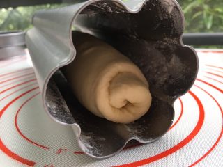 16、抹茶双色梅花吐司（波兰种）,将面团放入，封口的地方朝下