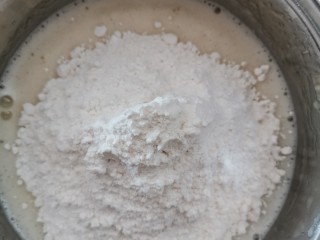 4、蔓越莓磅蛋糕,加入粉类拌匀