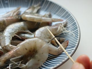 2、避风塘炒虾,挑出虾线