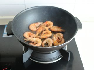 8、避风塘炒虾,虾两面煎香煎脆