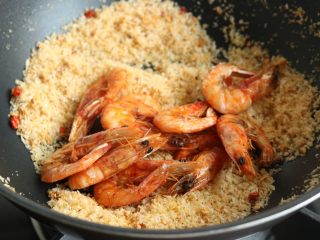 13、避风塘炒虾,放入刚才煎好的虾