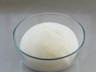 5、原味牛奶吐司,待面团发酵至原来的2.5倍大