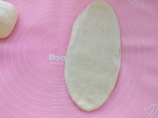 7、原味牛奶吐司,取松弛好的面团擀成椭圆形
