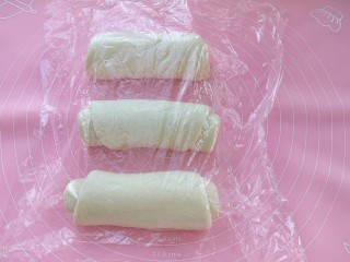 9、原味牛奶吐司,覆盖保鲜膜松弛15分钟