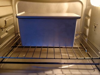 14、原味牛奶吐司,提前将烤箱上下火180度预热，把土司盒放进三层烤箱的最下层烤约40分钟