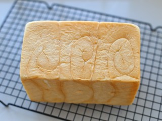 15、原味牛奶吐司,出炉后脱模冷却