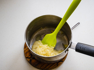 4、古早味蛋糕,加入牛奶拌匀，拌匀的面糊反而变得很厚实。