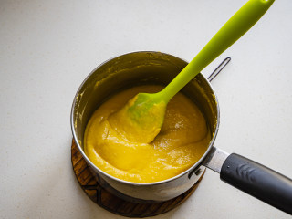 5、古早味蛋糕,分开蛋清、蛋黄至2个无油无水的干净容器中，蛋黄、酸奶加入面粉中搅匀，待用。