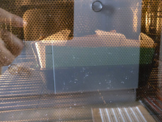 11、古早味蛋糕,烤箱以上下管均150度预热，预热到位后，将烤盘中加入一层冷水放入烤箱的最下面，在烤盘上面放烤网，模具放在烤网上，烘烤60分钟。