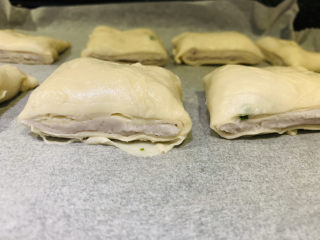 13、芋头酥,摆入烤盘；