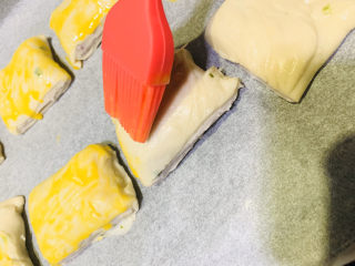 15、芋头酥,用刷子刷上蛋黄液；