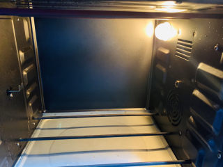 17、芋头酥,烤箱180度，预热；