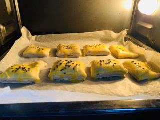 18、芋头酥,放入烤箱，上下火180度，烤20分钟；