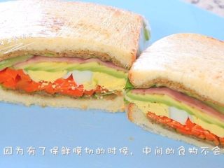 11、牛油果鸡蛋火腿三明治,有保鲜膜裹着，不用担心宝宝吃的时候会撒的到处都是。
