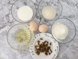 1、盆栽草莓蛋糕,准备好杯子蛋糕的材料。