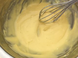 5、盆栽草莓蛋糕,搅拌呈细腻状态。