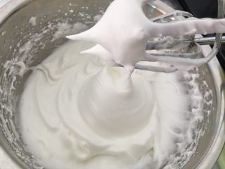 6、盆栽草莓蛋糕,蛋白分三次加入白糖打发好。