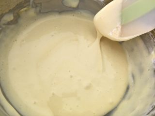 7、盆栽草莓蛋糕,取三分一的蛋白与蛋黄糊混合。