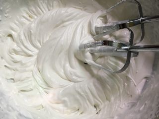 15、盆栽草莓蛋糕,奶油加入白糖打发好。