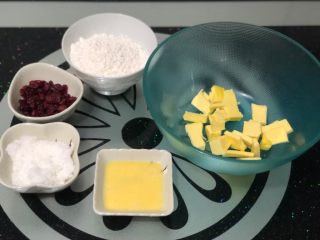 1、蔓越莓饼干,作为新手,为了避免操作的时候手忙脚乱,一定要先称量好材料。