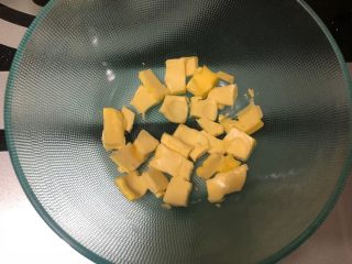 2、蔓越莓饼干,黄油室温软化,冬天的话可以用电吹风吹一会,软化到可以很容易的按压下去就可以了!