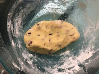 7、蔓越莓饼干,套一次性手套,揉成团。