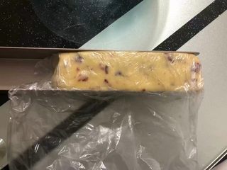 8、蔓越莓饼干,整形,放入冰箱冷冻1小时以上!