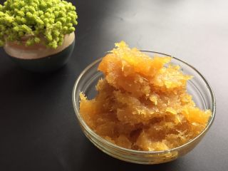 1、凤梨酥,准备一份凤梨馅，成功的凤梨馅我们可以看见纤维，拉丝，甜中带酸，香味浓郁……做法可以参考我上一个菜谱凤梨馅的做法，这里不再详述，（成熟度和甜度不高的凤梨记得增加糖的用量，你满意就好）