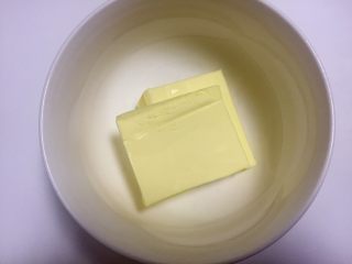 3、凤梨酥,备好黄油，室温软化，一定要软化透彻，可以提前一晚上拿出来