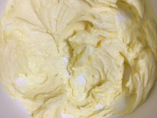 9、凤梨酥,将黄油稍微打发至蓬松状